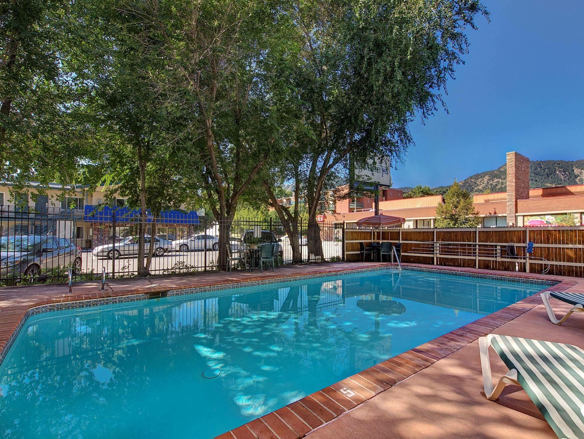 Boulder University Inn Екстер'єр фото